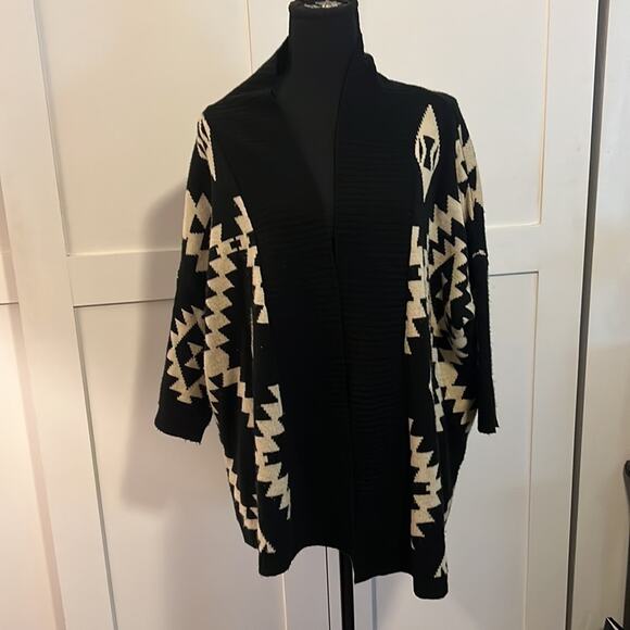 Womens BCBGMaxazria 3/4" Sleeve Aztec Chunky Knit Cardigan. Size S/M - Picture 3 of 7